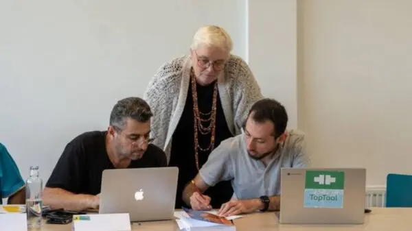 Twee studenten en docent in de les U-Match