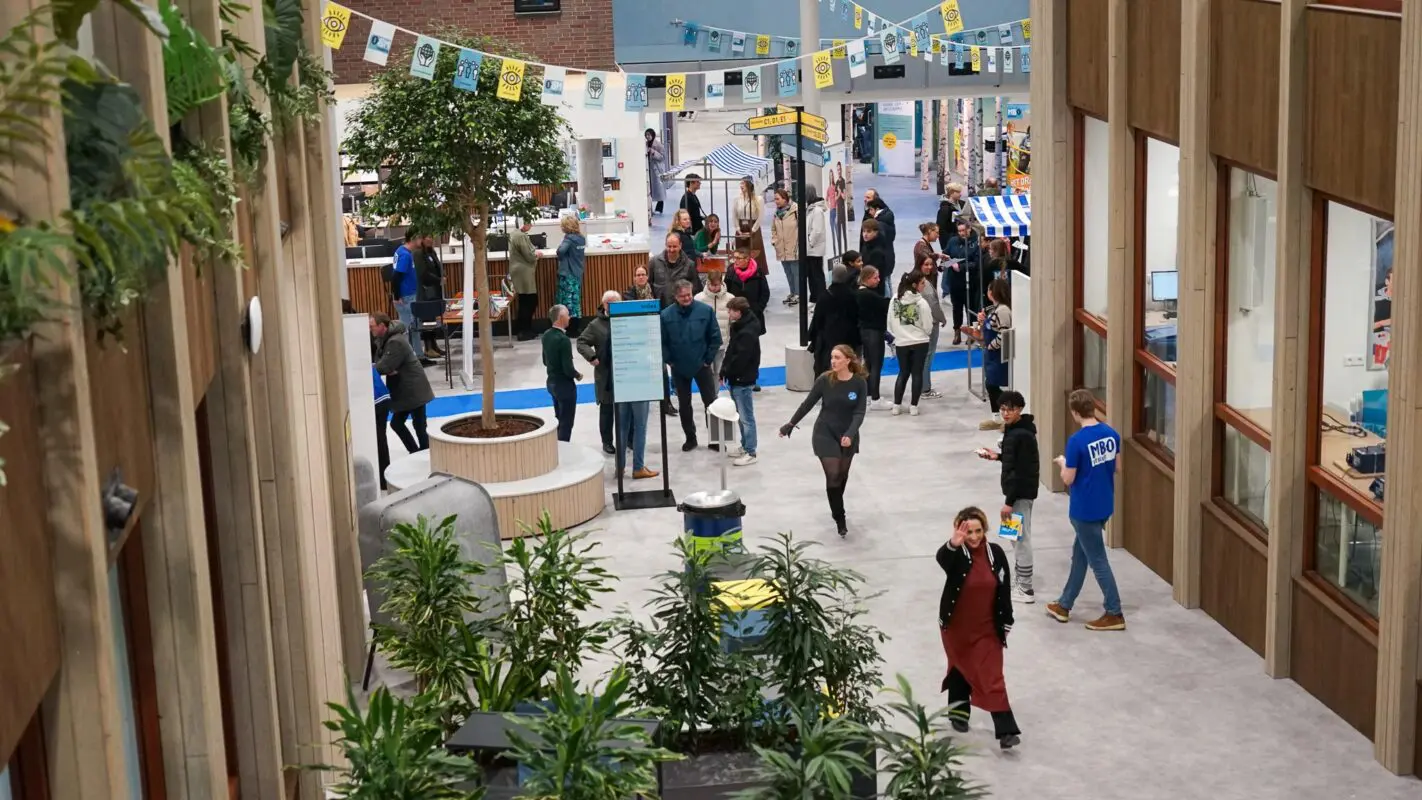 Een volle entree tijdens de Open Dag op de Onderwijsboulevard