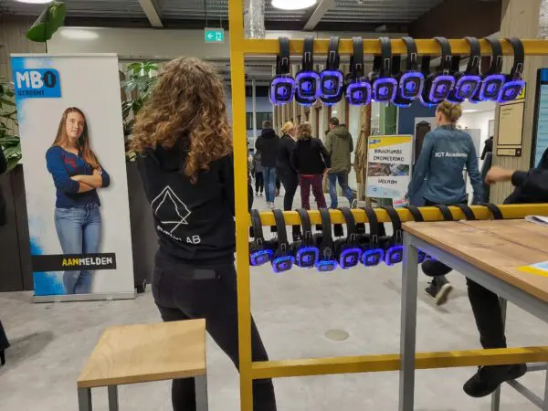Studenten delen koptelefoons uit voor silent disco op de Open Dag
