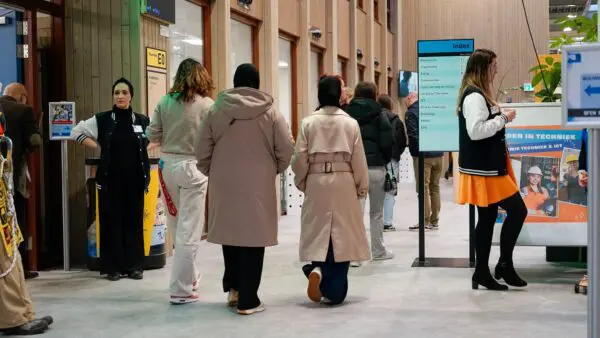 Bezoekers wandelen door de gang op een Open Dag