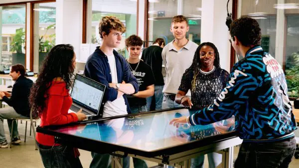 mbo studenten engineering werken in het praktijklokaal