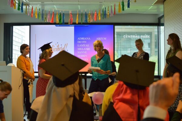 Docent reikt certificaten uit aan deelnemers Proeftuin Kinderopvang