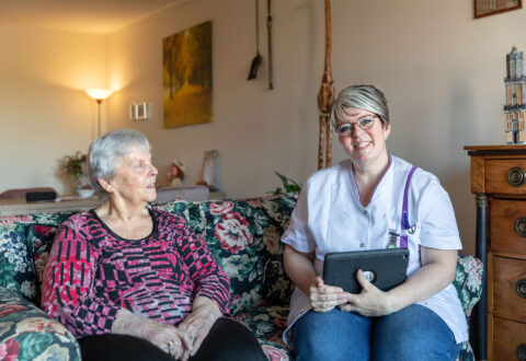 Verzorgende IG in gesprek met oudere dame