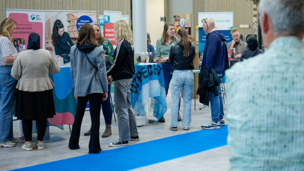 Bezoekers in de centrale hal tijdens WerkOntdekAvond van 8 april