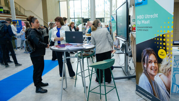 Bezoekers in de centrale hal tijdens WerkOntdekAvond van 8 april