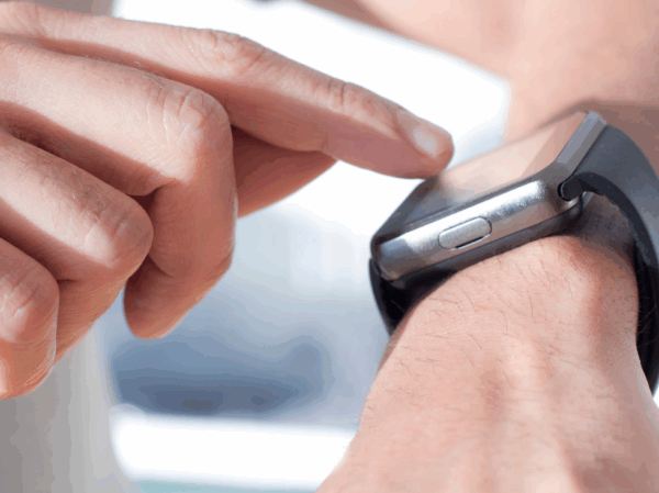 Hand bedient smartwatch met zorgtechnologie