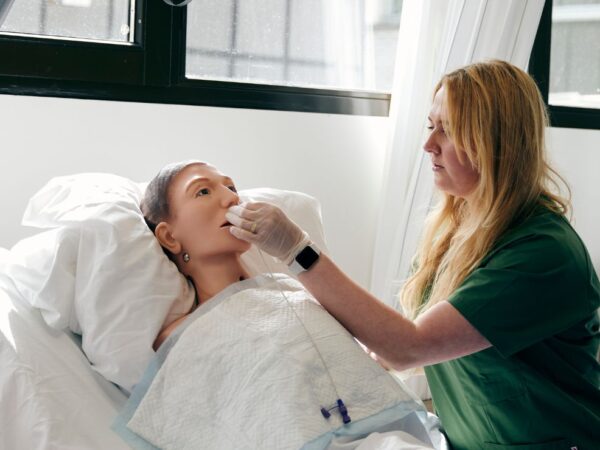 Zorgverlener helpt patiënt met het toedienen van medicatie