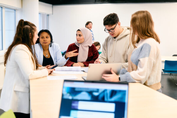 Studenten Economie en Ondernemen in overleg met docent